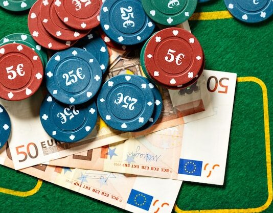 Mobil casinooplevelse i Danmark Spilleautomater og mønter på bord